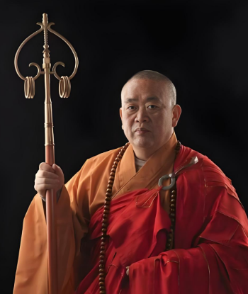 李湘没想到，释永信刚塌房，自己就因一张“黑丝短裙照”被牵连了