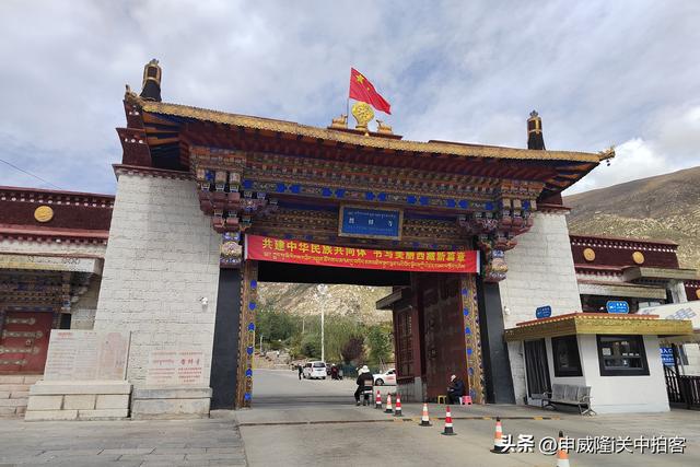 拉萨市：走进哲蚌寺