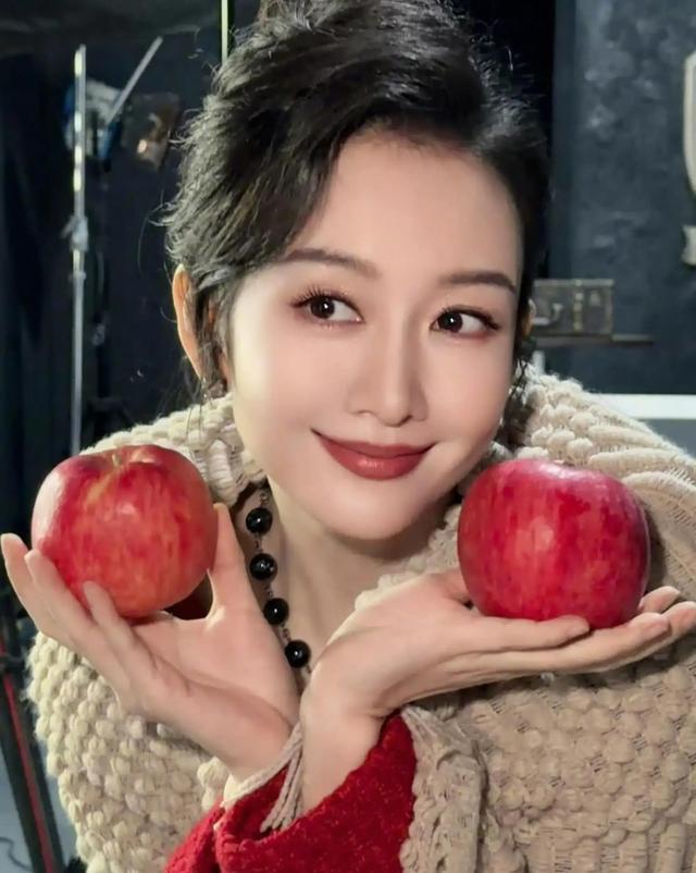 王鸥近照大变样，42岁发福告别“刻薄相	”，这种气质才叫国民小姨