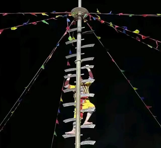张家界峰林藏古韵 秘境有惊魂