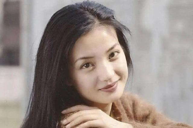 封杀4年后，49岁赵薇又有消息，因胃癌去世传闻5个月前就真相大白