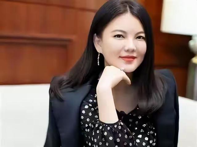 被禁止关注不到两天	，李湘被扒底朝天，远不止高调炫富那么简单