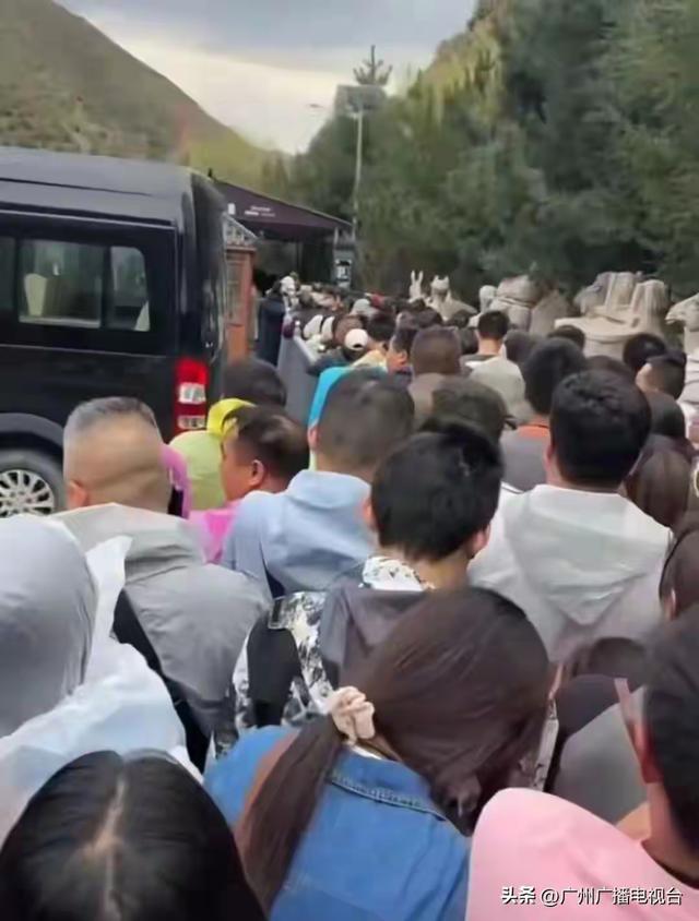 游客大喊“退票！退票！” 知名景区喊你到别处玩