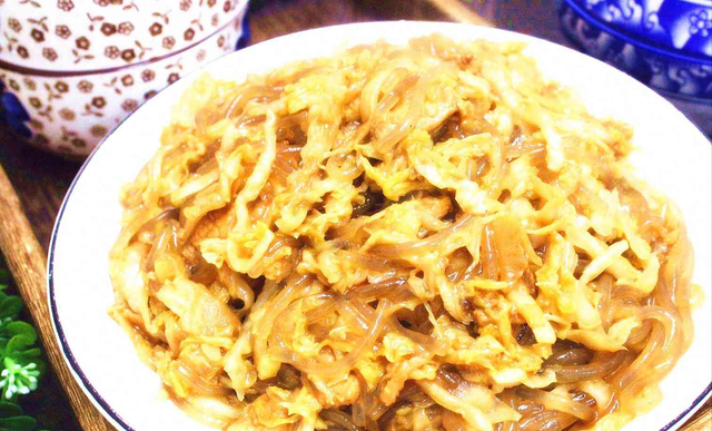 做酸菜炒粉条，不能将酸菜直接下锅，大厨：多做一步	，入味还解馋