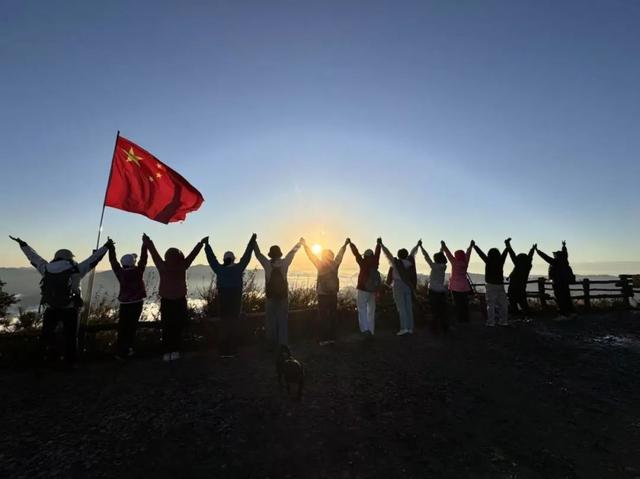山顶的云海日出会告诉你，你的奔赴多么值得～