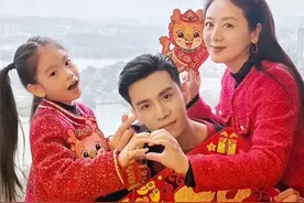 小李琳7岁女儿出镜拜年，小年糕五官像经超，大女儿被送回前夫家图片