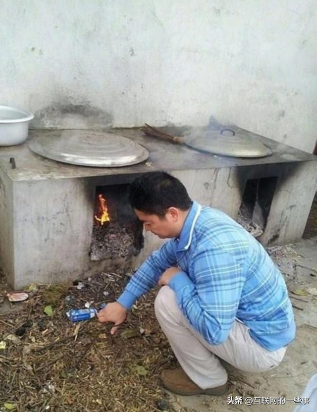 刘强东又回村发钱了！村民人手一部手机还发现金