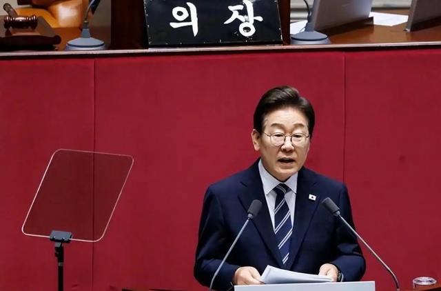 特朗普杀招立竿见影？李在明掏不出4000亿美元，立马反转对华态度