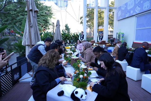 成都熊猫文创“圈粉”驻华使节、外交官