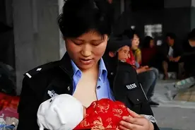 16年前，汶川女警揭衣哺育9婴，归来连升四级，最后结局泪目图片