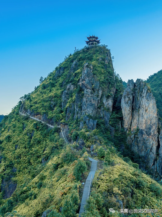 人少景美的宝藏小县城：藏着绝美海岛，一半草原一半海
