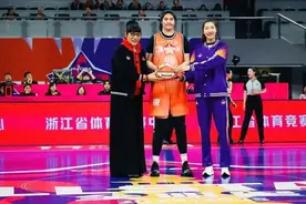人均身高2米1！郑海霞、韩旭、张子宇，三代中国女篮超级中锋同框了图片
