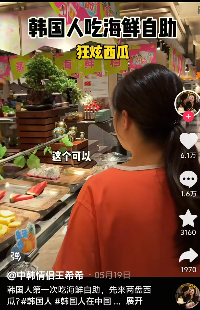 免签浪潮持续火热，韩国游客扎堆到上海，餐厅免费西瓜被吃的精光