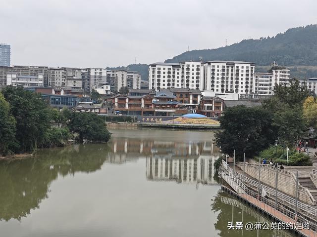 江边古镇风景不错，值得一看