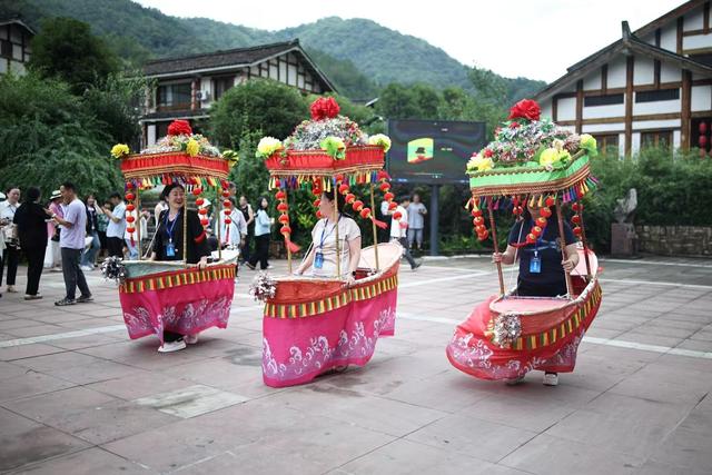 “有颜有戏有味”！华文媒体人在这个“村”玩嗨了