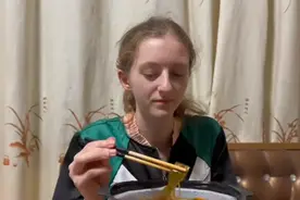 乌克兰美女为躲避战乱，嫁给大14岁的中国二婚男，直言中国很安全图片