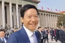 48岁靳东出席两会，记者镜头下的“衰老”面容：网友感慨偶像老了图片