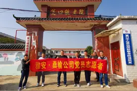 岳阳“的哥”走访敬老院慰问老人图片