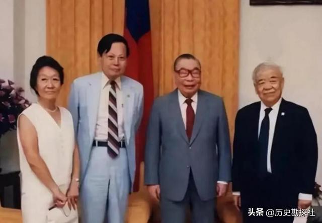1981年，杜聿明的葬礼上，女儿杜致礼和杨振宁的留影，悲痛难掩！