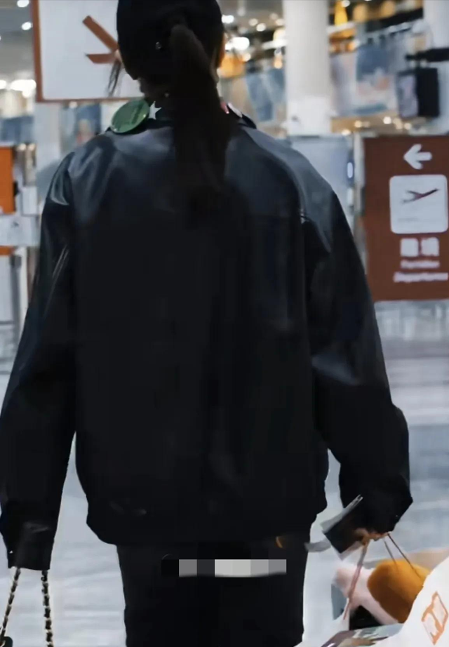 陈梦夺冠后返程北京，穿搭大胆，吊带配皮衣露出腰线，差点认不出