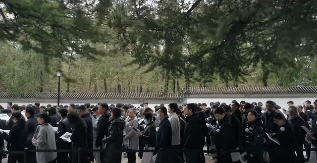 杨振宁葬礼结束，盖国旗完成夙愿不到24小时，恶心一幕就出现了！