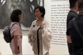 朱茵助阵老公画展真人好矮，但上围丰满身材有料，52岁还风韵犹存图片