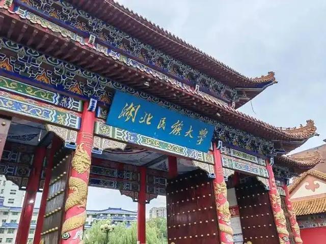 我国有甘孜藏族自治州、恩施土家族苗族自治州等30个自治州