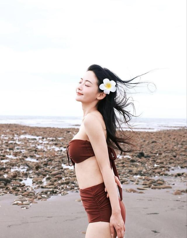 粉色梦境中的温柔时光，春日樱花飘散，轻盈美好片段闯入记忆深处