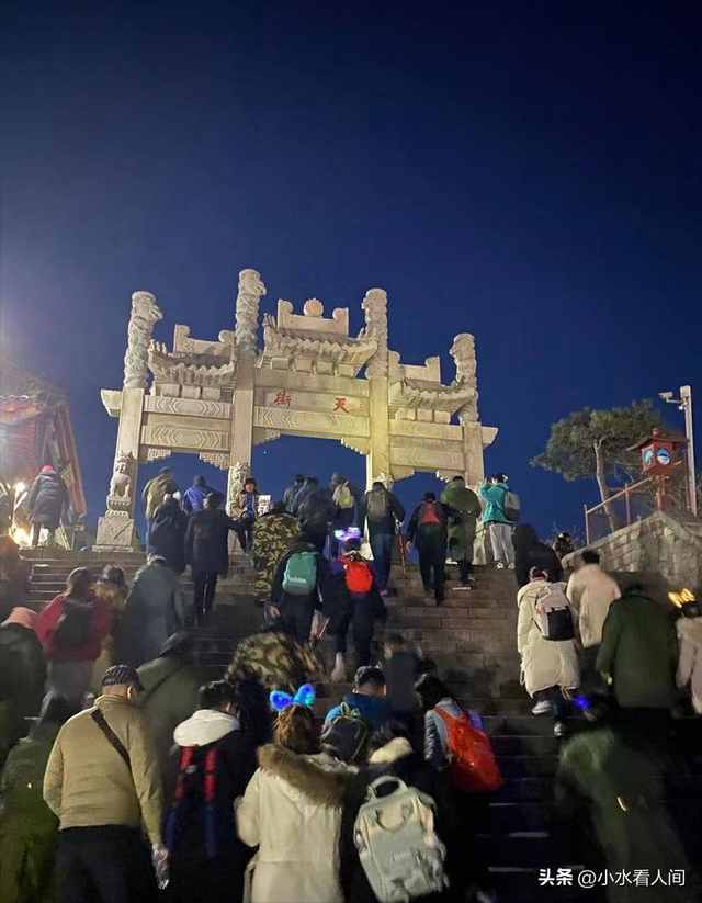 噩耗传来！28岁李小龙夜爬泰山遇难，遗体靠近出口，本想国庆相亲