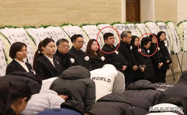 杨振宁葬礼现场盖国旗，多位大佬现身，捧遗像的年轻人身份引猜测