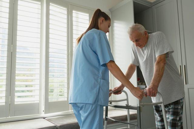 走路出现这4种迹象，寿命可能长不了！第二个太危险，别不当回事