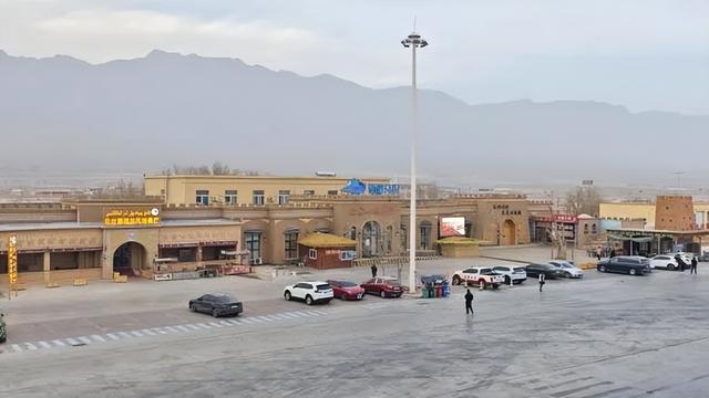 戈壁上的文化风情驿站——记三岔口喀什古城主题特色服务区的蝶变