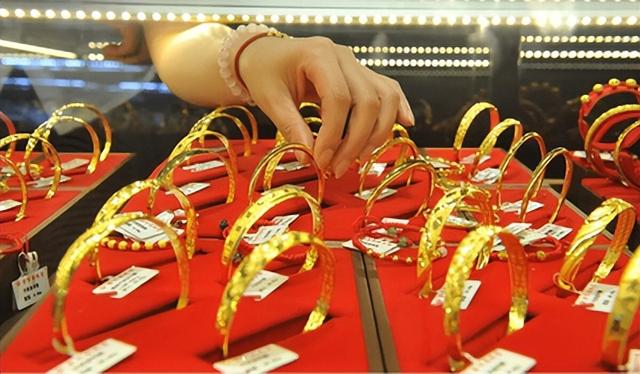 3天亏掉2月工资！别再炒黄金了，各大银行紧急出手，普通人咋止损