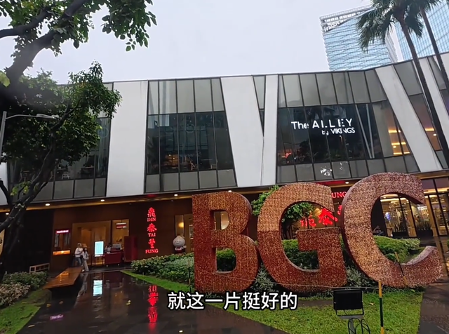 博主体验菲律宾生活，富人一餐500，穷人吃二手炸鸡，3平方睡10人