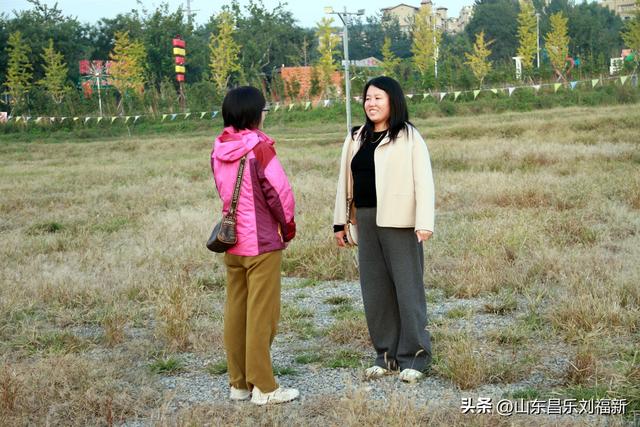 一河两路东端的烧烤场一带暮秋景色