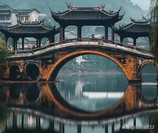 从那座山峰上下来，越走越远，再也找不到回去的路