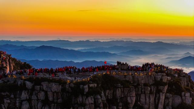 泰山之巅，与太阳的庄严赴约