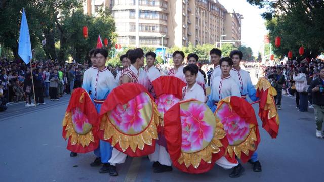 绿春长街古宴:千年哈尼风情破圈,铸就民族团结与文旅发展盛宴