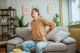 背部疼痛有灼烧感！小心膏盲痛上身，膏盲痛都有哪些症状？图片