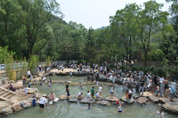 山水蒙山、 生态蒙山、 清凉蒙山、 旅游人气旺！