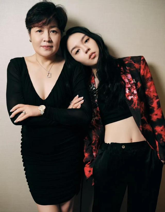 李咏也没想到，自己离世8年后，23岁的女儿就走上一条异样的道路
