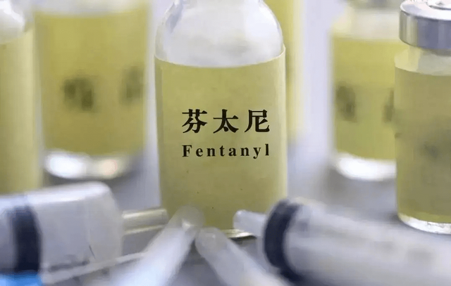 特朗普举着孩子照片，对哭泣的母亲承诺：我相信中国会执行死刑的