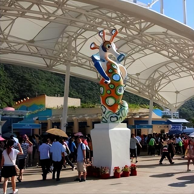 国庆节游乐园慌了！门票甩卖还亏钱，国产平替崛起，主题乐园遇冷