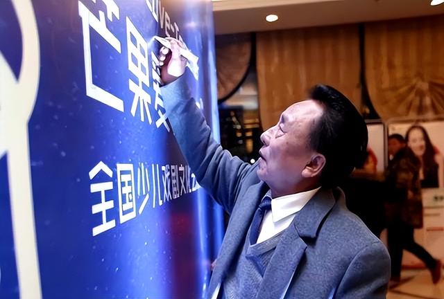 包10位情妇，睡觉全靠翻牌，生下11个私生子，75岁仍在拼命生娃？