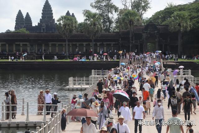 送水节，成千上万游客涌入吴哥窟共享节日喜悦