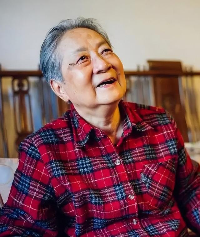原副总理邹家华功勋卓著，他的两个兄妹是做什么的