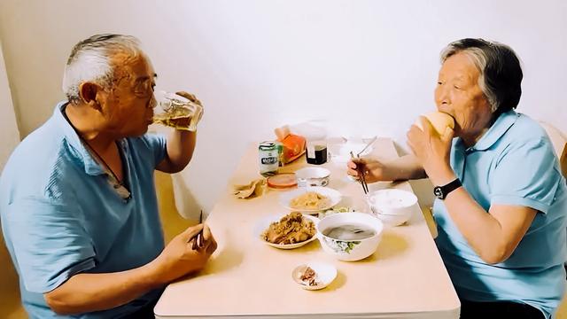 今日爆款文章：《给60岁以上人的9项忠告》