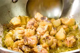 小炒鸡很多人第1步就错，难怪不好吃，教你正确做法鸡块鲜嫩入味图片