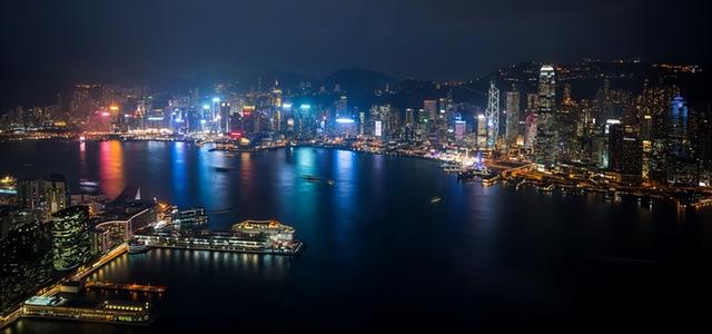 30年前，香港GDP是上海的6倍，新加坡GDP是上海的3倍，现在呢