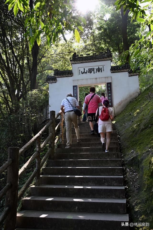 南明山，一座留下名家传说与摩崖题刻的文化名山，让人流连忘返
